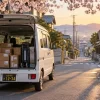 朝の軽バンと桜