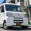 黒ナンバーの軽バン朝の街並み
