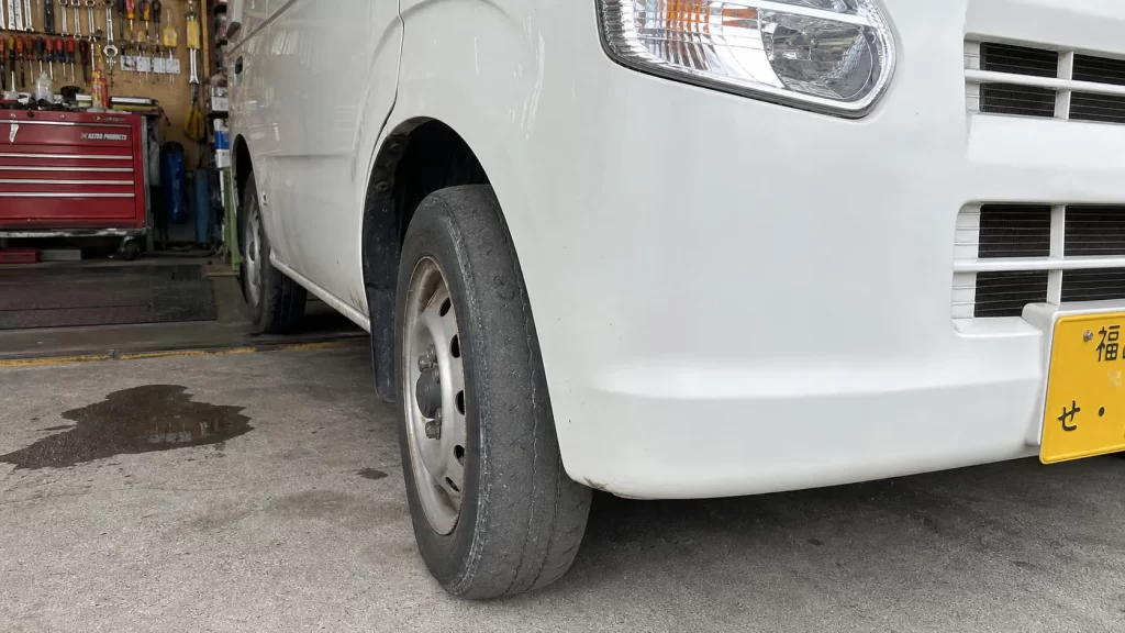 摩耗したタイヤのアップ